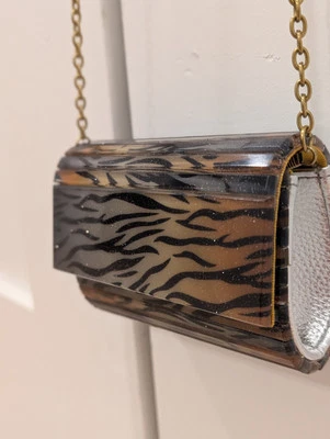 Mini bolso de fiesta Kurt Geiger London con cadena usado en excelente estado Foto 1 de 4