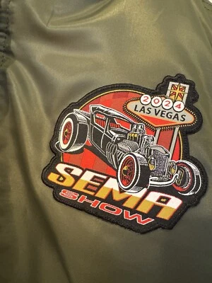 Chaqueta de Vuelo Bombardero Bravo Series Verde SEMA Las Vegas 2024 Pequeña Hotrod Foto 1 de 4