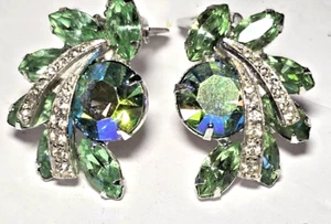 50er Jahre weiß signierte Clip Ohrringe R/S & grüne Krappen-Set Navetten A/B Rhodium - Bild 1 von 8
