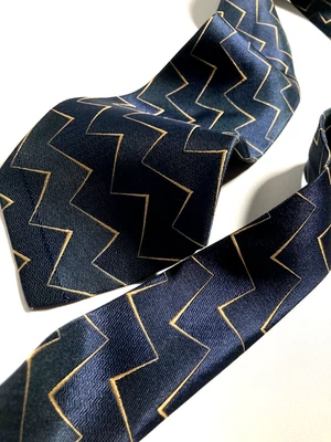 CHANEL VINTAGE ZIGZAG PATRÓN COSIDO CORBATA GEOMÉTRICA TEJIDA GAMA ALTA AZUL ITALIA Foto 1 de 4