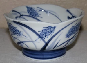 Blue & White Arita Ware Japanese Porcelain Hand Painted Bowl with Scalloped Rim - Picture 1 of 10
