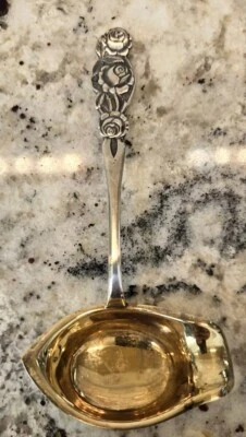 Cucharón crema níquel plateado de colección con caño; cuenco dorado; mango en relieve rosa Foto 1 de 4