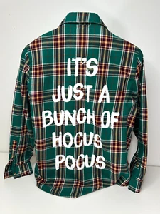 Cakeworthy Disney Hocus Pocus Winifred Midler Franela a Cuadros LS Abotonada - M Usado en Excelente Condición - Imagen 1 de 7