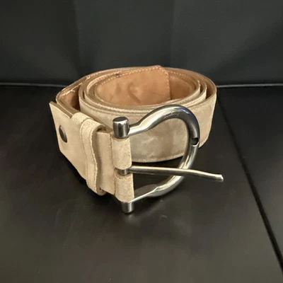 Cinturón ajustable de gamuza tostada Salvatore Ferragamo con hebilla plateada usado Foto 1 de 4