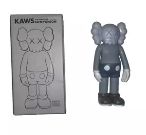 KAWS Five Years Later Companion Original Figura Falsa Gris 8"...NUEVO EN CAJA - Imagen 1 de 11