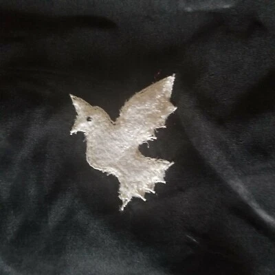 Organza de seda negra con apliques esponjosos pájaros blancos Foto 1 de 4