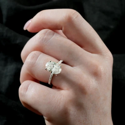 Anillo de compromiso de diamantes talla ovalada de 1,25 quilates cultivado en laboratorio IGI de oro amarillo de 18 quilates Foto 1 de 4