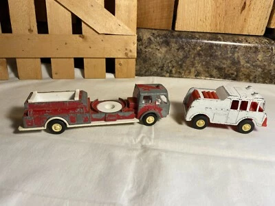 Lote de 2 veículos de emergência vintage Tootsie Toys para peças ou reparos - Imagem 1 de 4