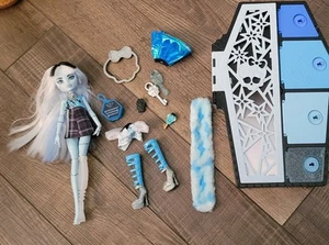 Monster High G3 Skulltimate Fearidescent Frankie Stein Doll Locker - Bild 1 von 6