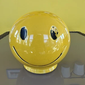 Vintage 1970’s McCoy HAPPY FACE SMILEY Coin Bank Yellow Glazed Ceramic Pottery - Bild 1 von 10