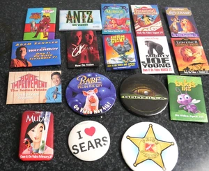 Menge 15 Werbe Klassiker Film Buttons/Pins - Bild 1 von 5