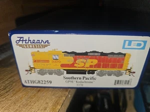 ATHEARN ATHG 82259 GP9E SOUTHERN PACIFIC ROAD NUMBER SP 3370 KODACHROME - Picture 1 of 11
