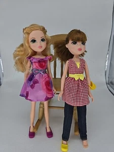 2 muñecas Moxie Girl pelo rubio y castaño ver fotos solo 1 zapato amarillo - Imagen 1 de 7