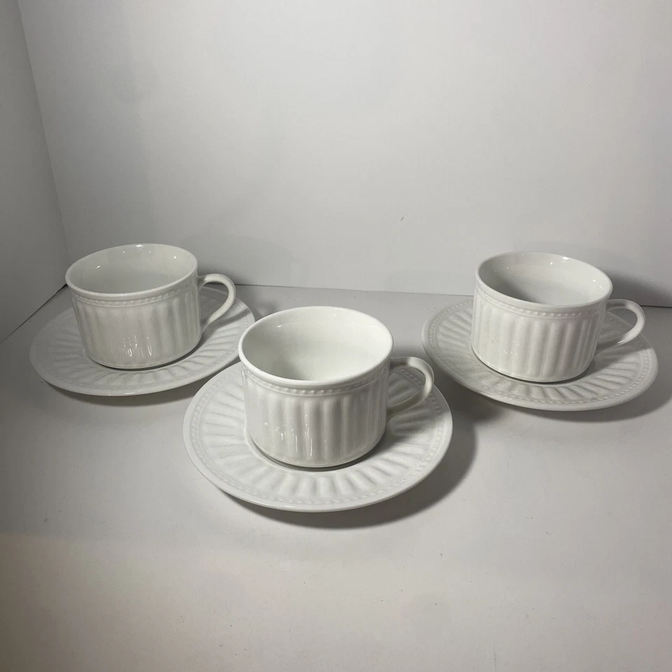 Juego de tres tazas de té y platillos Majesticware de Oneida Athena Foto 1 de 4