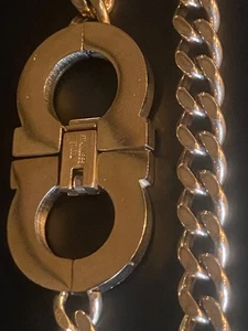 Brazalete de cadena grueso de colección tono dorado Salvatore Ferragamo Gancini? ESTILO - Imagen 1 de 20