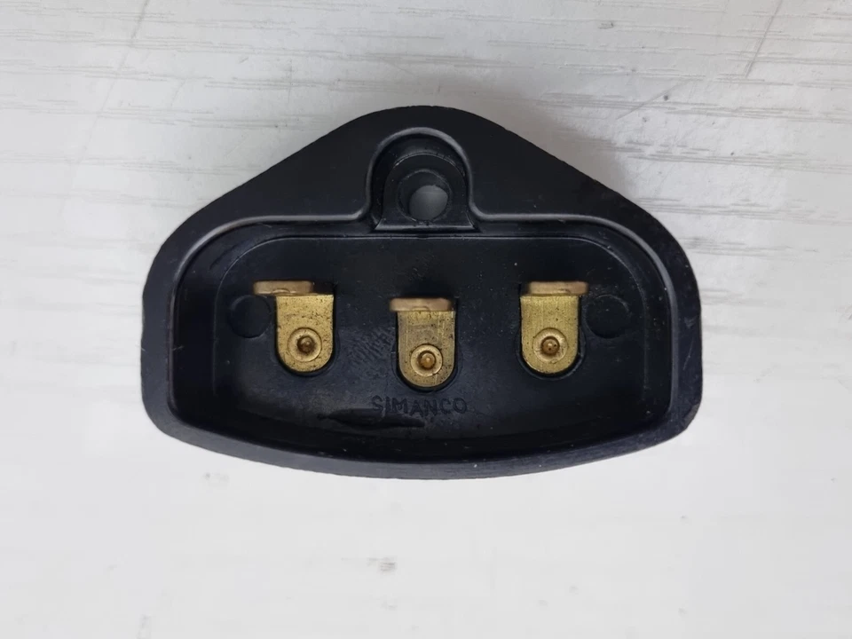 VINTAGE SINGER 222k / 221k SEWING MACHINE 3 FLAT PIN POWER TERMINAL.  - Image 1 of 2