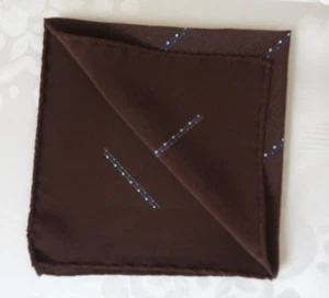 Pañuelo cuadrado de bolsillo vintage de seda marrón oscuro con lunares hecho en Italia - Imagen 1 de 7