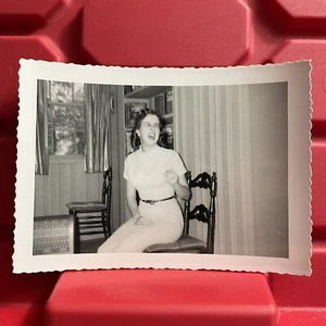 Chica riendo sentada en una silla 4 1/2 x 3 1/4 fotografía usada vintage años 50 - Imagen 1 de 2