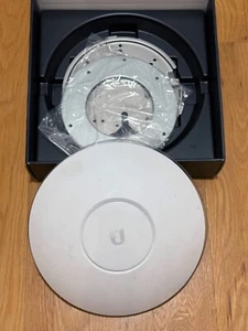 Ubiquiti UniFi SHD Access Point with security radio (UAP-AC-SHD) and box/mounts - Afbeelding 1 van 3