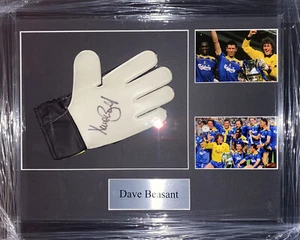 Signed Dave Beasant Framed Goalkeeper Glove Wimbledon Chelsea England - Picture 1 of 4