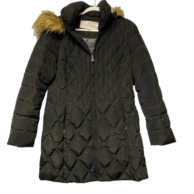 Abrigo negro con borde de piel sintética acolchado relleno de plumón Jessica Simpson para mujer grande Foto 1 de 4