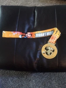 2015 WALT DISNEY WORLD MARATHON MEDAILLE NEU OHNE ETIKETT GOLD MIT SCHLÜSSELBAND authentisch - Bild 1 von 9