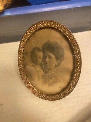 Antiguo marco de fotos francés pequeño de bronce dorado ornamentado Luis XVI oro XIX con foto Foto 1 de 4