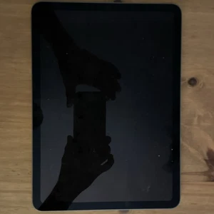 Apple iPad Air 4th Gen. 64GB, Wi-Fi - Space Grey - Cracked Screen, Engraved - Afbeelding 1 van 6