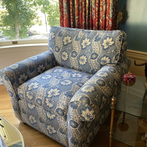 Ethan Allen Club Chairs Blue And White Floral Pair.  Very Comfortable And Usable Cover