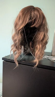 Peluca para mujer marrón oscuro con reflejos y flequillo de longitud media Foto 1 de 4