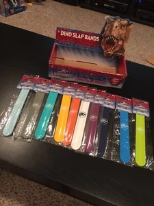 JURASSIC WORLD Film SPIELZEUG SLAP BAND Jurassic Park Logo Slapband mit Box - Bild 1 von 1