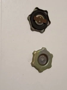 FIAT AUTO EPOCA TAPPO COPERCHIO PUNTERIE TAPPO OLIO MOTORE UNIVERSALE - Imagen 1 de 2