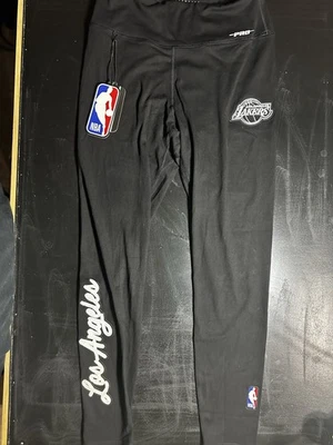 Leggings Pro Standard LA Lakers para mujer talla mediana, precio de venta sugerido por el fabricante $50 Foto 1 de 4