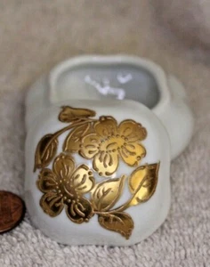 Ceramic Trinket box hand painted Forsythe 2008 B - Picture 1 of 3