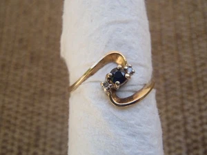 Anello bypass accento oro 10 kt zaffiro blu e diamanti misura 1,36 g 7,5 - Foto 1 di 13