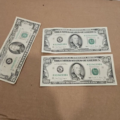 $100 Dollar Bills Two Consecutive 1990 Uncirculated K 90. 20 Dollars Is Bonus - Image 1 of 4