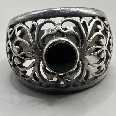 Anillo redondo de plata de ley con diseño de pergamino abovedado con incrustación de ónix tamaño 8,5 (6,35 g) Foto 1 de 4