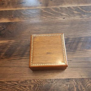 Preciosa baratija de madera/caja de almacenamiento/tesoro con borde de marquetería pintado 5"X 5" - Imagen 1 de 6