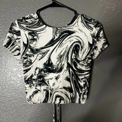 Blusa feminina cropped frontal com estampa de mármore rosa desbotada M - Imagem 1 de 4