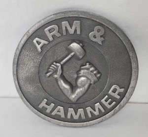 Fibbia cintura peltro vintage Arm & Hammer Company logo pubblicità rotonda USA - Foto 1 di 8
