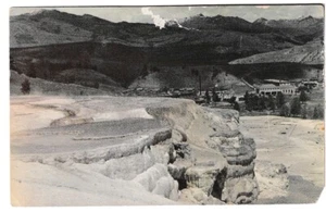 Mammoth Hot Springs Showing Hotel, Parque Nacional de Yellowstone, Postal De Colección - Imagen 1 de 2