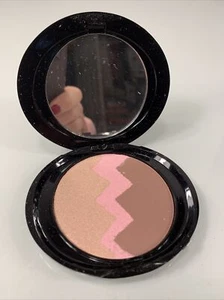 SIGNATURE CLUB A Lightning Strikes Optical Illusion Surface Smoothing Eyeshadow - Picture 1 of 3