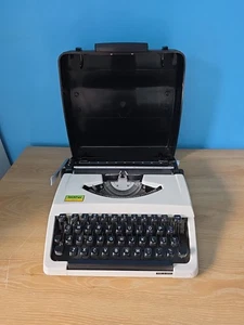 Vintage 1970s Brother 100 Typewriter w. Case - Foto 1 di 2