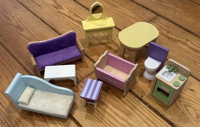 Sofá cojín sofá morado muebles de madera miniatura para casa de muñecas Kidkraft Foto 1 de 4