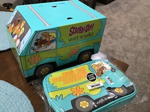 JUEGO DE MAQUILLAJE SCOOBY-DOO MÁQUINA MISTERIOSA WET 'N WILD, VIENE CON BOLSA DE COSMÉTICOS ¡NUEVO! - Imagen 1 de 2