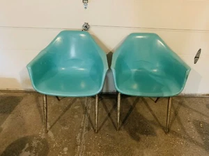 Lot 2 Vintage MCM Fiberglass Molded Shell Chairs Aqua Turquoise Green Hair Salon - Picture 1 of 23