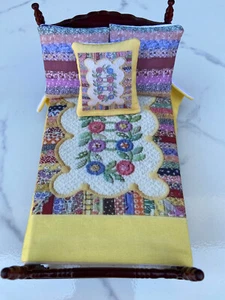 Puppenhaus Tagesdecke Bettdecke Decke 3 Kissen Twin Size Maßstab 1:12 #P084 - Bild 1 von 6