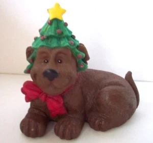 Perro de laboratorio de chocolate con árbol de Navidad sombrero figura - Imagen 1 de 4