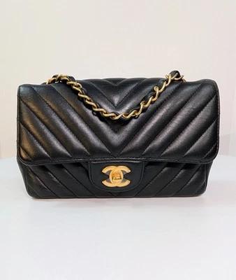 Bolso Chanel Negro Clásico Mini Chevron Acolchado Piel de Cordero Solapa Foto 1 de 4