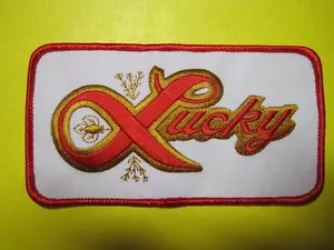 TOPPA BIRRA LUCKY FINE BEER MARCA BIRRA AMERICANA FERRO DA STIRO -o- CUCIRE SU TAPPO MISURA LOOK - Foto 1 di 13